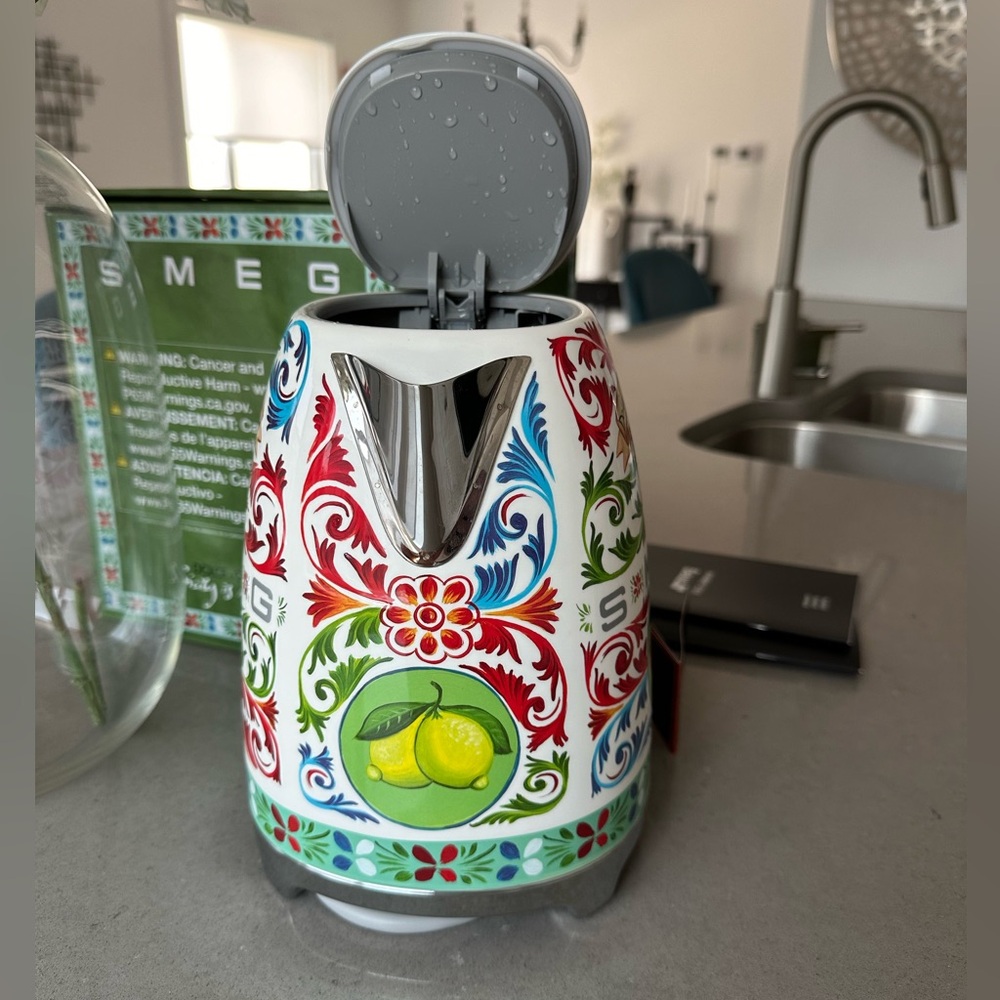 Smeg | 50s Style Fixed-Temp Kettle
- Dolce & Gabbana Edition - Picture 2 of 8